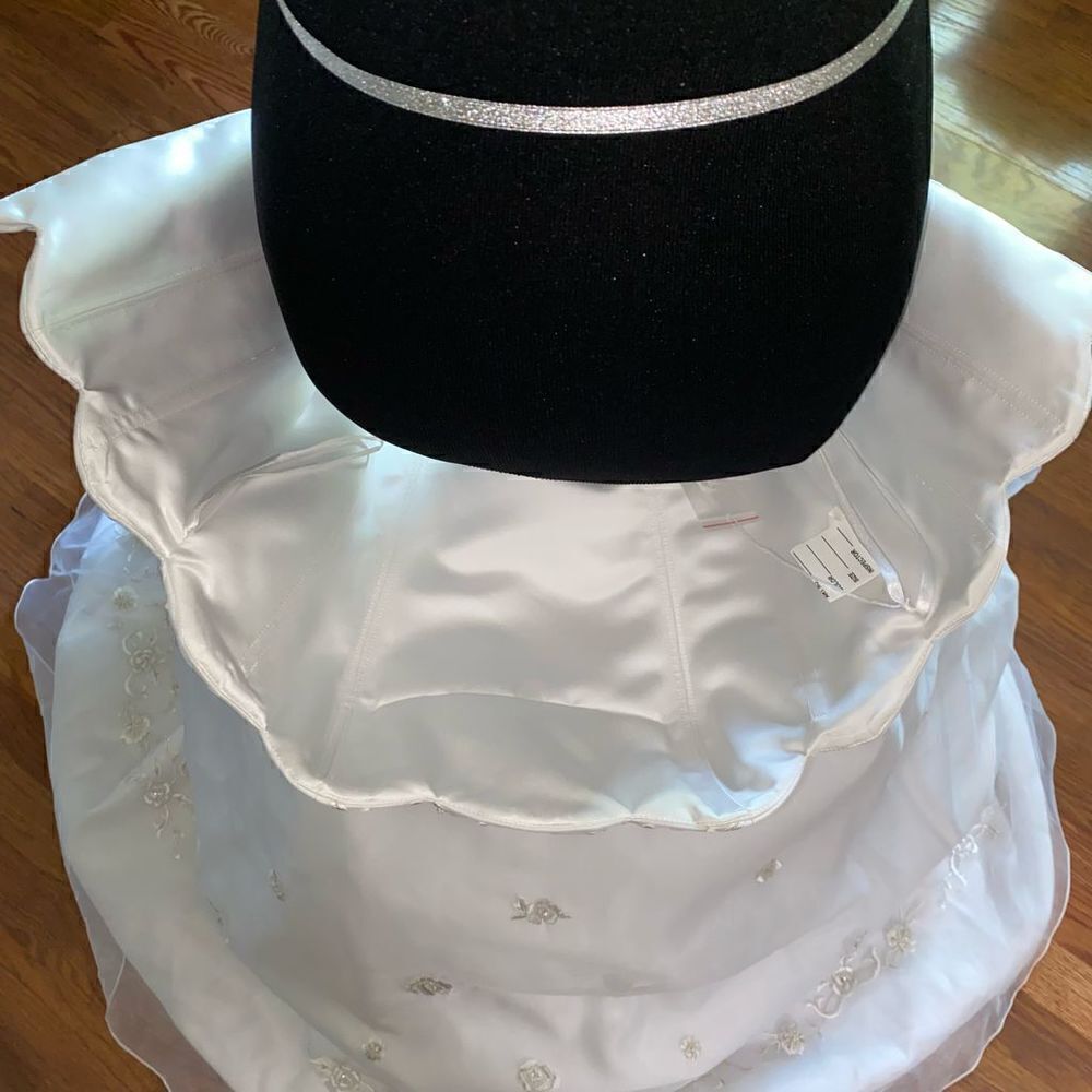 Wedding gown NWT custom made strapless w/embroidery and subtle beading - Picture 13 of 16
